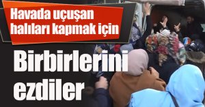 Havada uçuşan halıları kapmak için birbirlerini ezdiler
