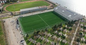 Alparslan Türkeş Spor Kompleksi’nde sahanın sentetik çimleri seriliyor