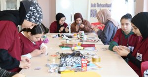 Atık kağıtlar maharetli ellerde sanata dönüştü