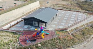 Köprü manzaralı seyir terasında kafeterya tamam