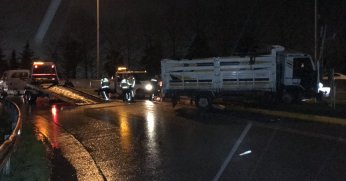 Yön tabelasının direğine çarptı: 2 yaralı