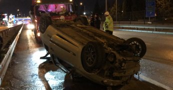 Otomobil, tırın lastiğine çarpıp takla attı