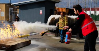 Kızılay gönüllülerine Büyükşehir İtfaiyesinden eğitim
