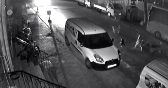 İZMİT'TE BAŞIBOŞ KÖPEK DEHŞETİ KAMERALARA BÖYLE YANSIDI