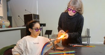 DERS ZİLİ ETKİNLİKLERİ ALEVDE CAM BONCUK YAPIMI İLE SÜRÜYOR