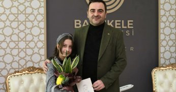 BAŞKAN ÖZLÜ' ÜN PORTRESİNİ YAPTI