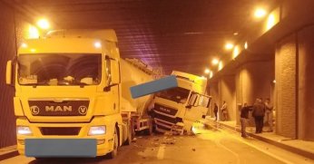 İZMİT'TE FECİ KAZA İKİ TIR BİRBİRİNE GİRDİ