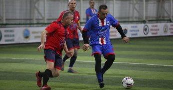 Kozlarını futbol turnuvasında paylaşıyorlar