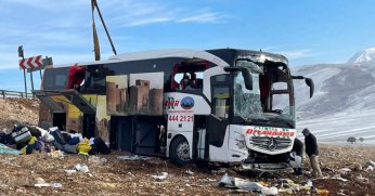 Yolcu otobüsü devrildi: 8 ölü, 35 yaralı