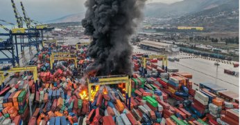 Deprem sonrası İskenderun Limanında yangın