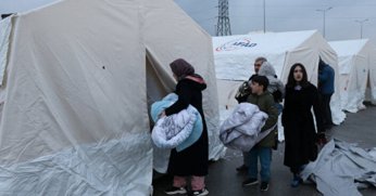Depremzedeler çadırlara yerleşmeye başladı