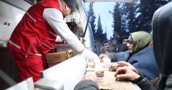  AFETZEDELERE MOBİL MUTFAKLARDAN BESLENME HİZMETİ BAŞLADI