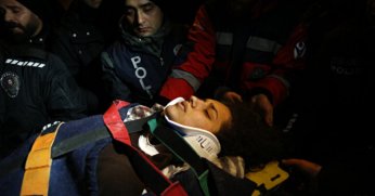 17 saat sonra enkaz altından beş kişi kurtarıldı