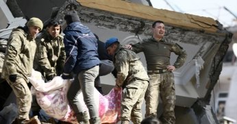 Hatay'da 30 saat sonra bina enkazlarından 2 kadın sağ çıkarıldı