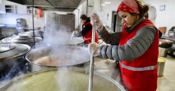 KIZILAY AFETZEDELERE SICAK YEMEK ULAŞTIRMAYA DEVAM EDİYOR