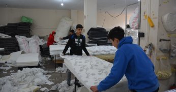 Bütün işlerini bıraktılar, depremzedeler için yatak üretiyorlar