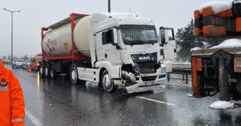Yola dökülen yağ kazaya sebep oldu, tanker kamyona çarptı: 1 yaralı