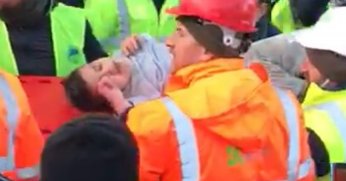 13 yaşındaki Enes enkaz altından sağ salim çıkartıldı