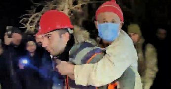 Ayaklarına doladığı bez parçalarıyla 72 saat yaşama tutundu