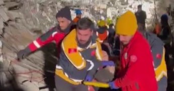 Baba ve kızı depremin 71. saatinde yaralı olarak kurtarıldı