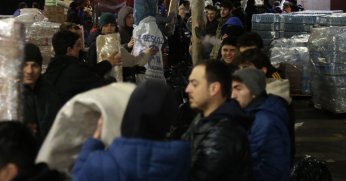 GÖLCÜKLÜLER TIRLARI YARDIM DOLDURMAYA DEVAM EDİYOR