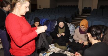 Körfezli kadınlar, atkı, bere ve battaniye üretiyor