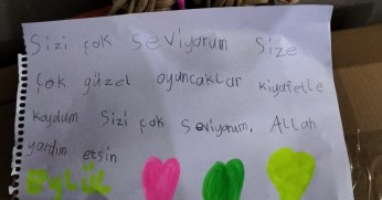 Yardım paketlerinden çıkan notlar herkesi duygulandırdı