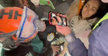 72 saat sonra enkazdan çıktı, ilk isteği eşinin sesini duymak oldu