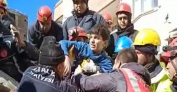 Depremin 80’inci saatinde Mahir ve Hilal kardeşler kurtarıldı