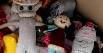 Yardım kolisine koyulan oyuncaklar içleri ısıttı