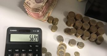 Biri tablet almak için biriktirdiği harçlığını, diğeri hiç giymediği ayakkabısını bağışladı