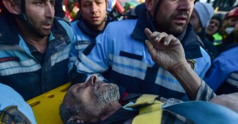 3 kişi depremin 84'üncü saatinde enkazdan sağ çıkartıldı