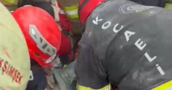  Enkaz altındaki 98 saat acı bekleyiş mutlu sonla bitti