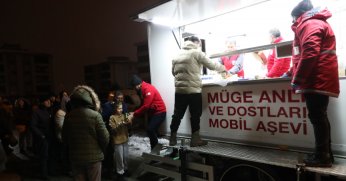 KIZILAY AFET BÖLGELERİNDE BESLENME HİZMETLERİNİ SÜRDÜRÜYOR