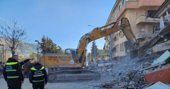 Depremzedelerin yaralarını sarmak için sahadalar