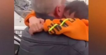 Cebindeki bisküvi ile enkazın başında bekliyordu… Türkiye’yi ağlatan baba evladına kavuştu