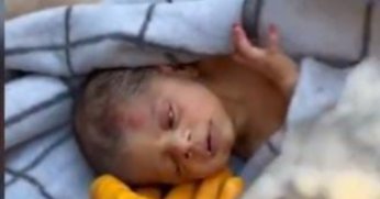 20 günlük bebek avucunda annesinin saçları ile enkazdan çıkarıldı