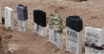 Adıyaman’da deprem mezarlığı: Sevdiklerini tek tek defnettiler