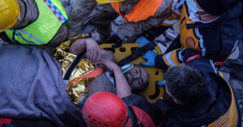 Kepçe operatörünün dikkati hayatını kurtardı