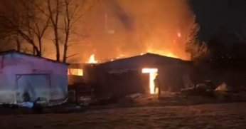 Kocaeli'de mobilya fabrikasının sünger deposu alevlere teslim oldu