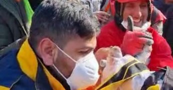 2 aylık bebek yıkıntıların arasından tam 128 saat sonra kurtarıldı