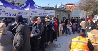 İzmit Belediyesi, Hatay’da sıcak yemek dağıtımına başladı