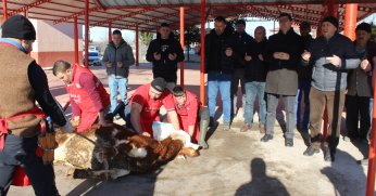 Köylü vatandaşlardan depremzedelere 2 ton sucuk