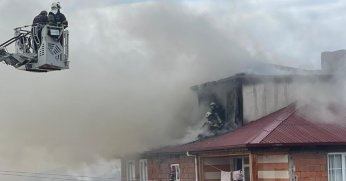 Binanın çatısında çıkan yangın paniğe sebep oldu