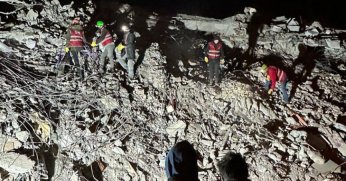 SURİYELİLER ENKAZ ALANINDAKİ ÇALIŞMA SIRASINDA HIRSIZLIK YAPMAYA KALKTILAR!