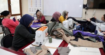 Depremzedeler için elleriyle diktiler