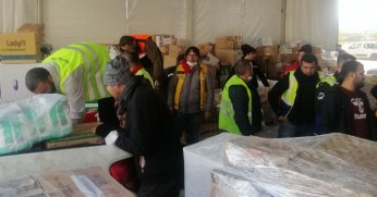 Hatay Defne’ye ulaşan tüm yardımlar Büyükşehir koordinesinde dağıtılıyor