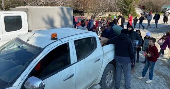 Hem arama kurtarmada hem de aşevi hizmetinde görev başındalar