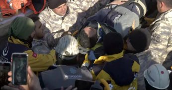 Kahramanmaraş’ta depremin 198. saatinde 2 kişi peş peşe enkazdan sağ çıkartıldı.