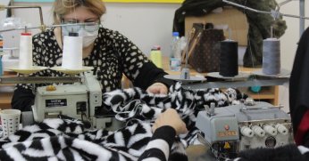 Dikiş makineleri depremzedeler için çalıştırılıyor